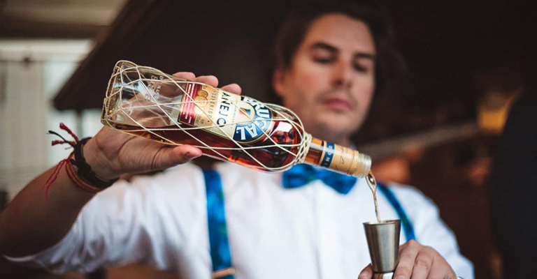 Con moderación pero al mejor precio. Esta botella de ron Brugal Añejo de 1,75 litros solo cuesta 22,95€