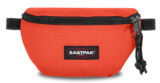 Todo lo imprescindible cabe en esta riñonera Eastpak Springer que puedes comprar aquí por 13,50 euros. 50% de descuento.