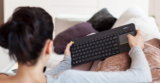 ¡TOMA CHOLLO! Teclado inalámbrico Logitech K400 Plus solo 21,99 euros. 59% de descuento.